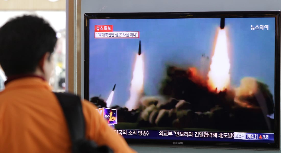 تبادل إطلاق النار بين الكوريتين بعد تلويح الشمالية بالنووي  