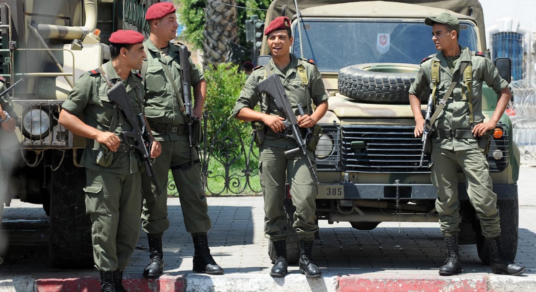 عشية جولة الإعادة بالانتخابات الرئاسية التونسية.. إصابة جندي من المكلفين بحماية المواد الانتخابية بإطلاق نار