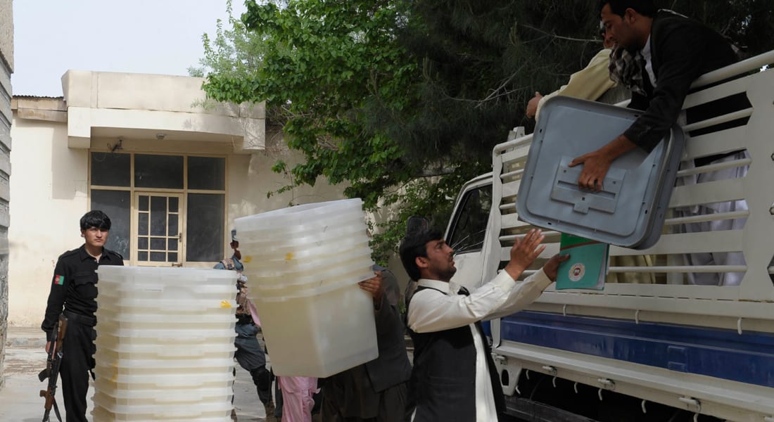 الأفغان يدلون بأصواتهم في انتخابات تاريخية