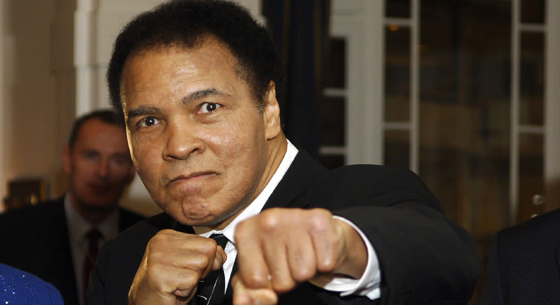 نقل أسطورة الملاكمة محمد علي للمستشفى مصاباً بالتهاب رئوي