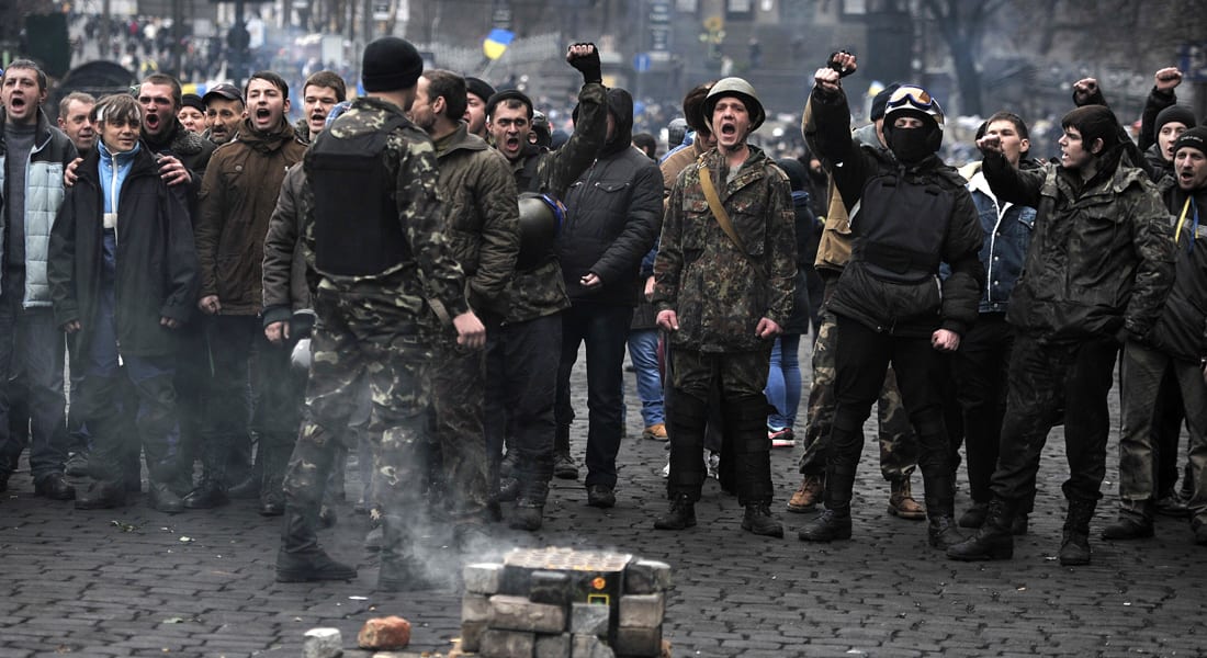 اختفاء الرئيس الأوكراني من قصوره والبرلمان ينتصر للمعارضة