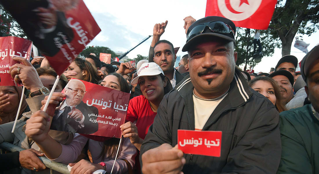 صحف: عراقيون يقفون دروعا بشرية لحماية داعش ومجندات تونسيات لتأمين الانتخابات