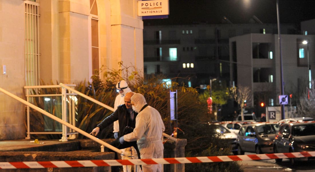 مسلح يقتحم مركزاً للشرطة هاتفاً "الله أكبر" بفرنسا.. يطعن ثلاثة قبل أن يسقط قتيلاً