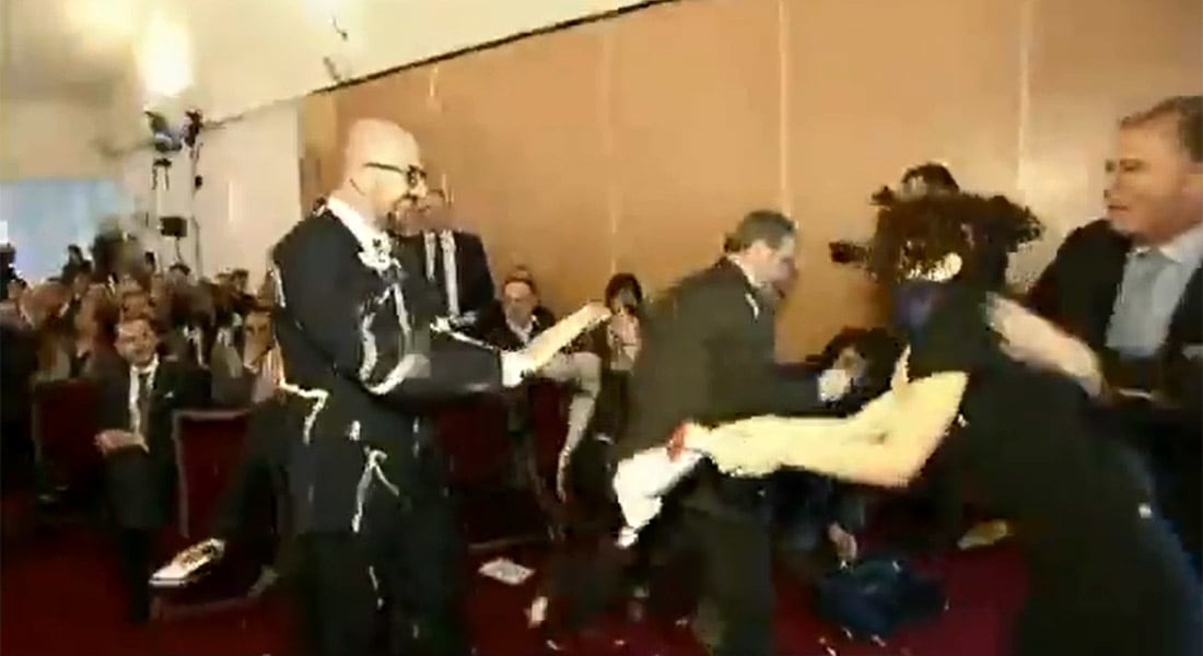 بالفيديو.. مهاجمة رئيس الوزراء البلجيكي بالبطاطس والمايونيز