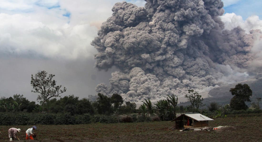 الرماد الساخن لبركان باندونيسيا يقتل 11 على الأقل