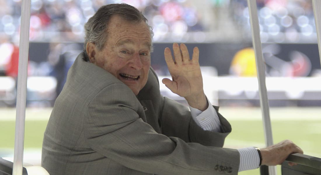 نقل الرئيس الأمريكي الأسبق بوش الأب للمستشفى لإصابته بمشاكل في التنفس