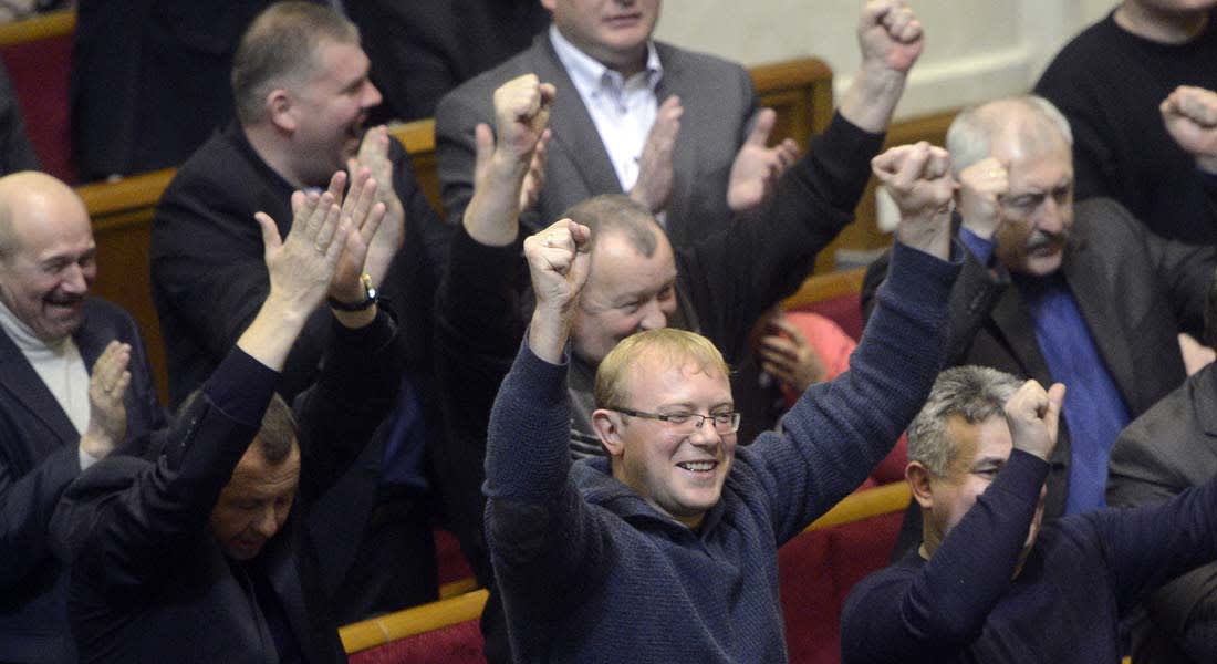 الغموض يلف مكان وجود الرئيس الأوكراني واستقالة رئيس البرلمان 