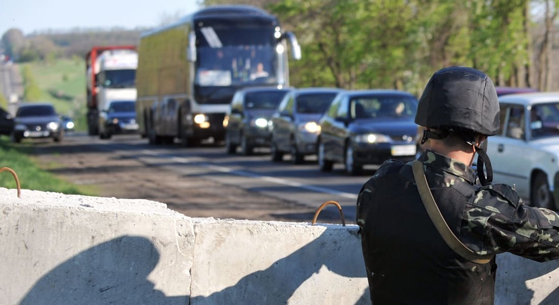 أوكرانيا.. مسلحون يحتجزون حافلة تقل مراقبين أوروبيين في سلافيانسك