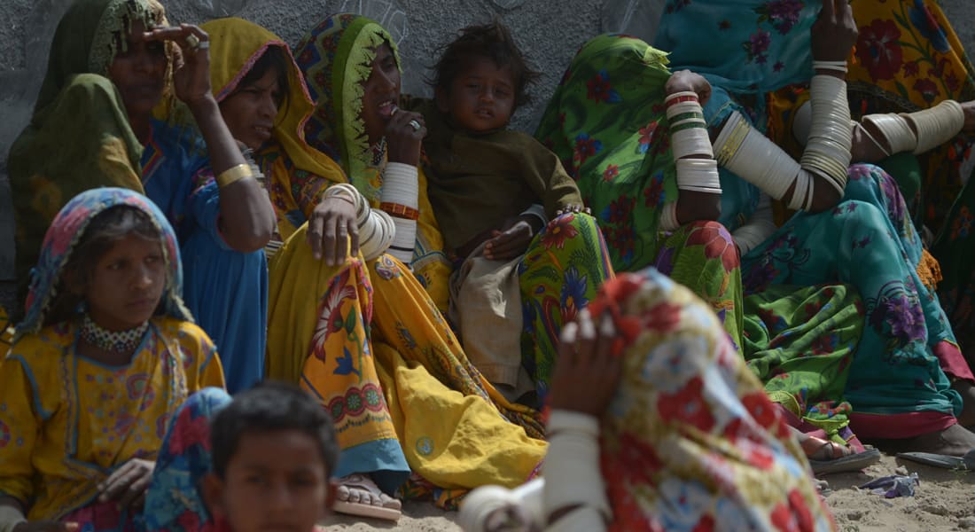 باكستان: امرأة حامل ترجمها أسرتها حتى الموت قرب محكمة 