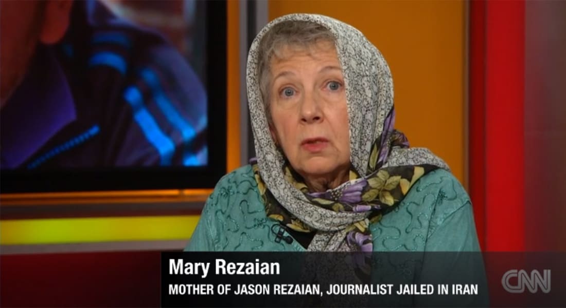 عبر CNN.. والدة الصحفي المحتجز بإيران توجه رسالة إلى خامنئي