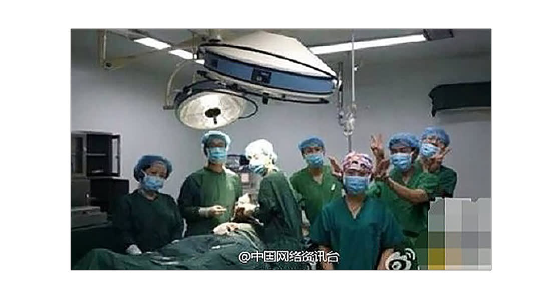 معاقبة فريق طبي لالتقاطهم صور سيلفي خلال إجرائهم لعملية جراحية