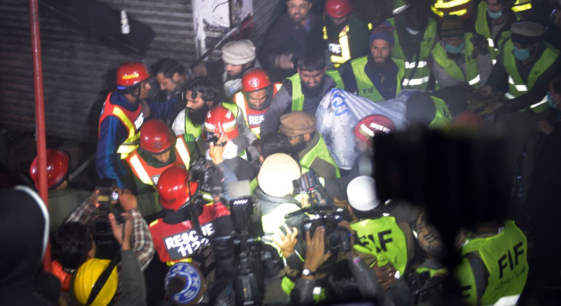 باكستان: حريق هائل بأحد المراكز التجارية في لاهور يخلف عشرات الضحايا
