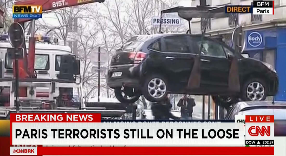 التحقيقات بهجوم باريس.. 3 مسلحين أحدهم رفع إصبعه بما يعتقد أنه إشارة لآخرين مشاركين بالعملية والعثور على سيارة المسلحين