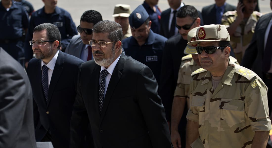 جيش مصر ينهي الجدل حول "اتهامات بخيانة مرسي" بحبس مسؤول رفيع سابق بالمخابرات