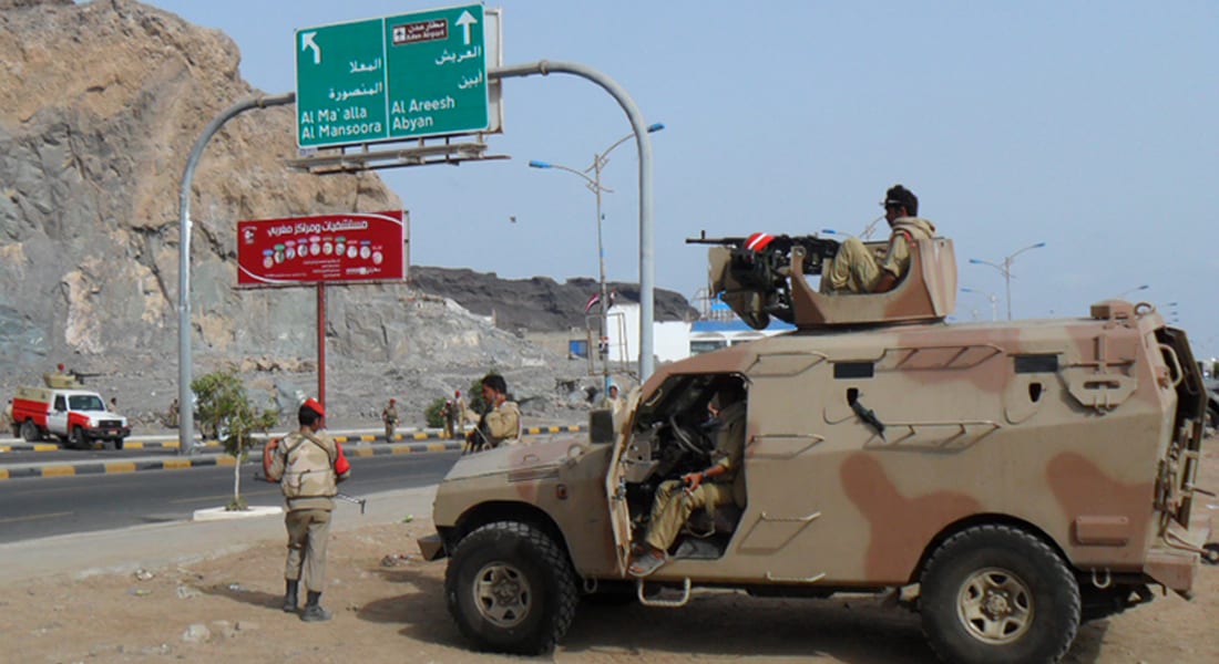 التلفزيون اليمني: الحكومة تغلق ميناء ومطار عدن والطرق من وإلى العاصمة صنعاء