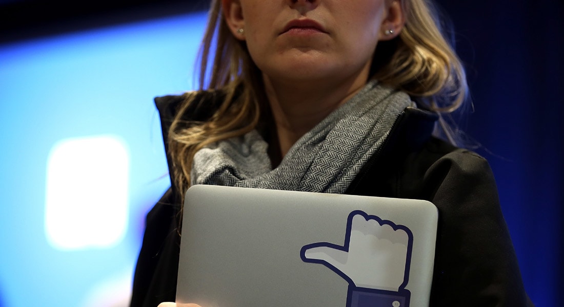 فيسبوك يتيح لمستخدميه تحديد الأخبار الكاذبة