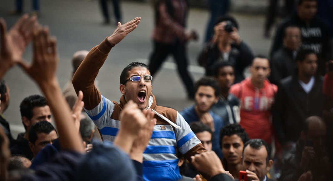 مصر: وزير الداخلية يزور المطرية بعد اشتباكات.. الإخوان يدعون لـ"انتفاضة غضب" ونجل القرضاوي يتوقع انتصارا قريبا