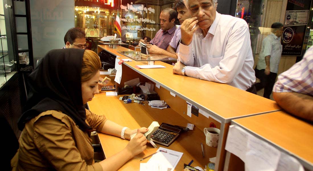 نائب إيراني يقترح إصلاح النظام المصرفي الإسلامي: ما في الكتب مختلف عن الواقع