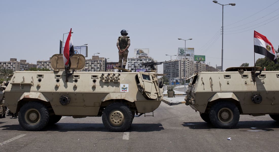 حادث غريب في مصر.. إصابة 3 جنود اثنان في حالة خطيرة بانفجار إطار سيارة
