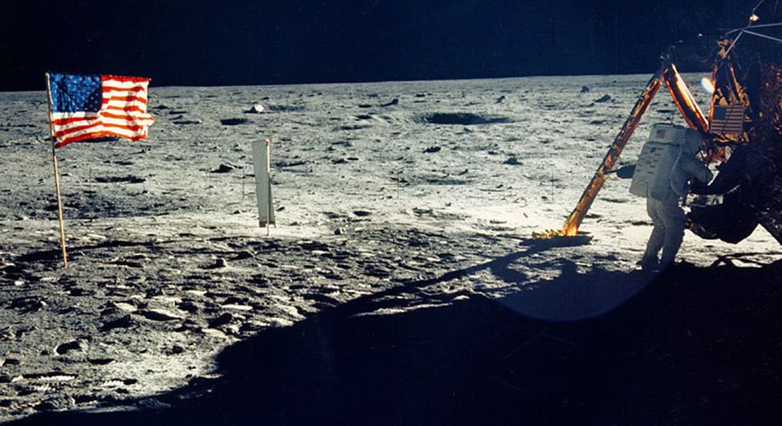 أرملة نيل أرمسترونغ تعثر على تحف من رحلة  "أبوللو 11" إلى القمر