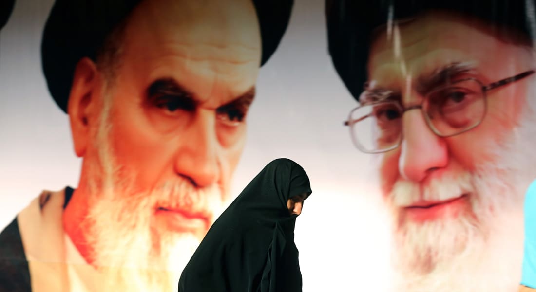 إيران المنددة بمجزرة "شارلي إيبدو" تعيد إحياء ذكرى فتوى الخميني بقتل سلمان رشدي صاحب "آيات شيطانية"