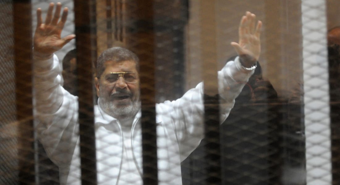 تأجيل قضية اتهام مرسي بالتخابر وتسريب وثائق لصالح قطر وقادة الإخوان يهتفون "أثبت يا بطل"