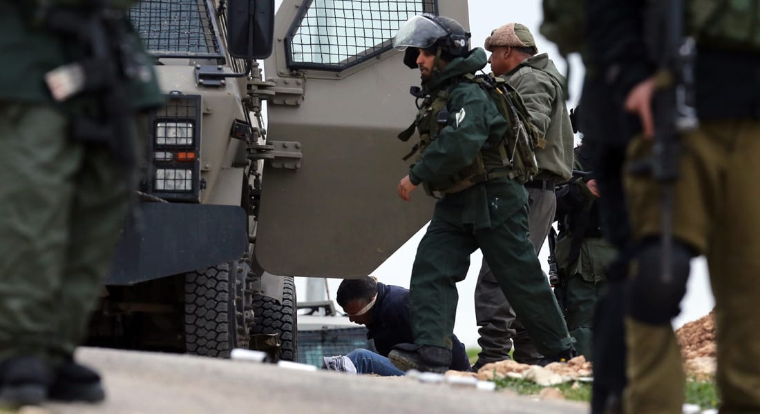 سجين فلسطيني يطعن ضابطاً إسرائيلياً في "رامون" وضبط "خلية حمساوية" بالخليل