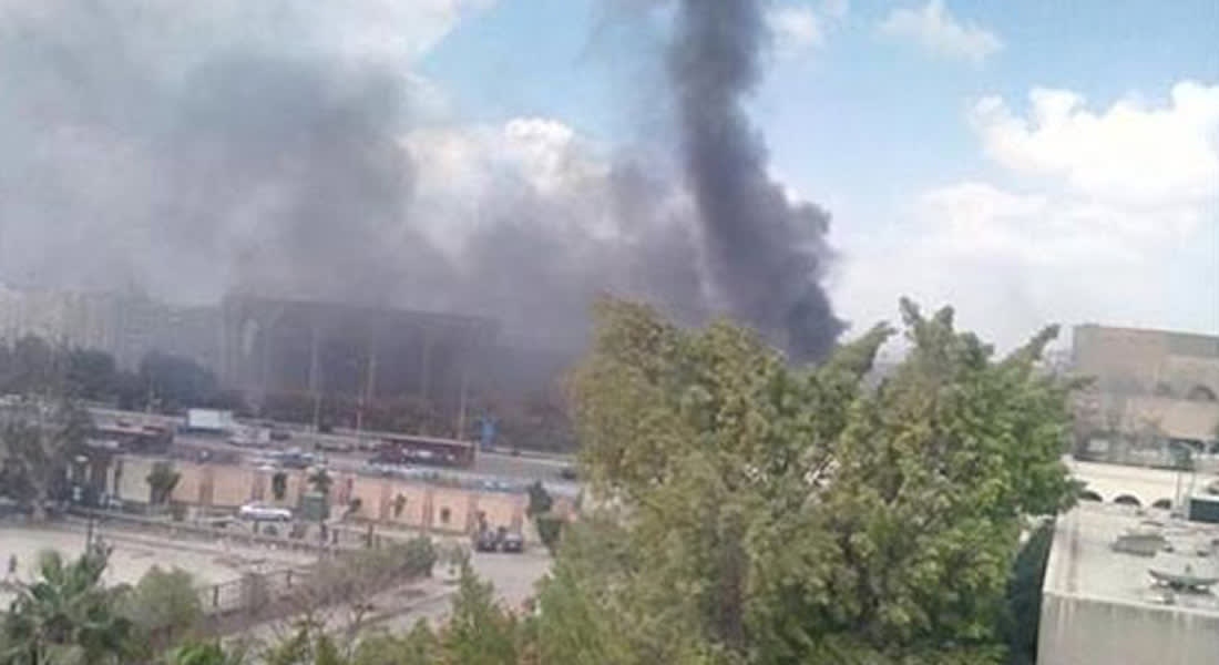 مصر: عشرات من رجال الإطفاء يعملون لإخماد حريق هائل بقاعة المؤتمرات بمدينة نصر 