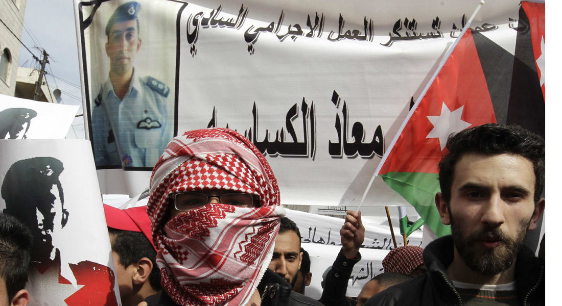 وفاء للكساسبة .. عمان تمحو ذكرى "إعدامات داعش" وتستبدل ملابس عمالها البرتقالية 