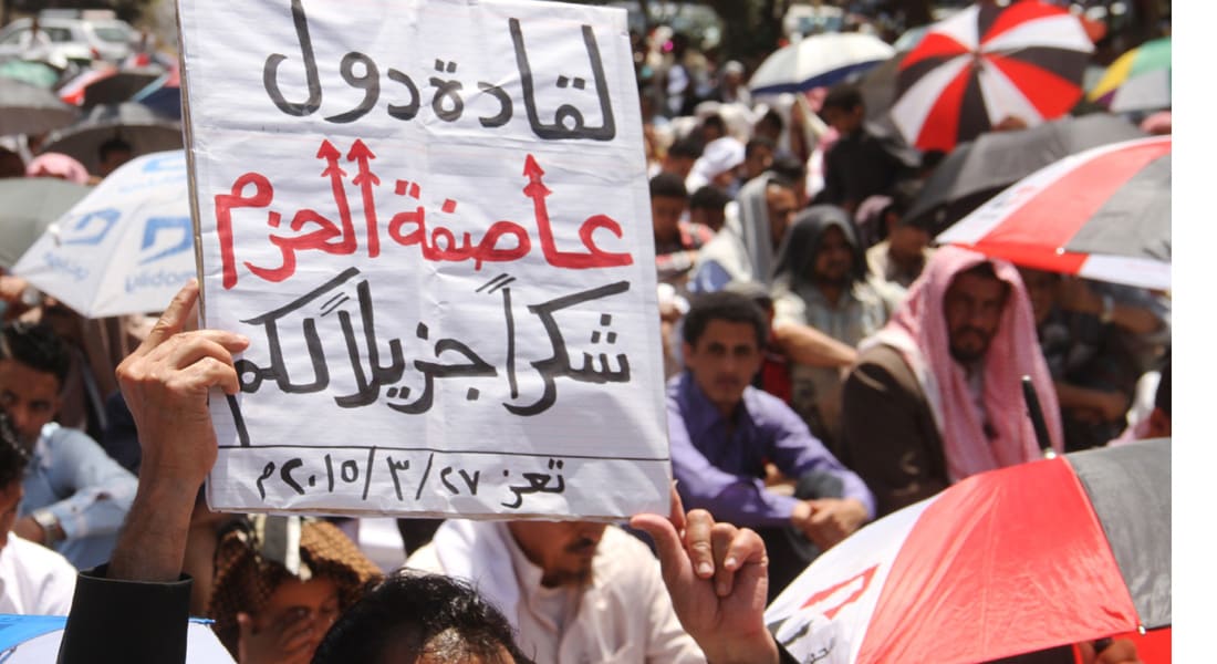 الحوثيون يستدعون المتقاعدين والمسرحين للخدمة ويرفعون آية الكرسي مكان صور الرؤساء