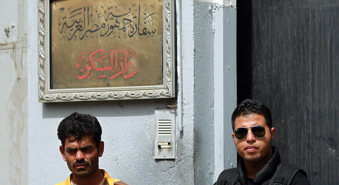 مصريون يفرون من اليمن براً وبحراً وآخرون يحاولون "التسلل" إلى ليبيا