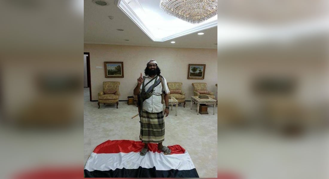 انتشار صورة لخالد باطرفي أحد قيادات القاعدة وهو يدوس العلم اليمني بالقصر الرئاسي في المكلا