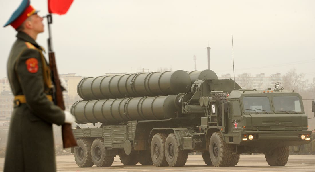 بوتين يوقع على قرار رفع روسيا حظر بيع صواريخ أرض جو من طراز S-300 لإيران