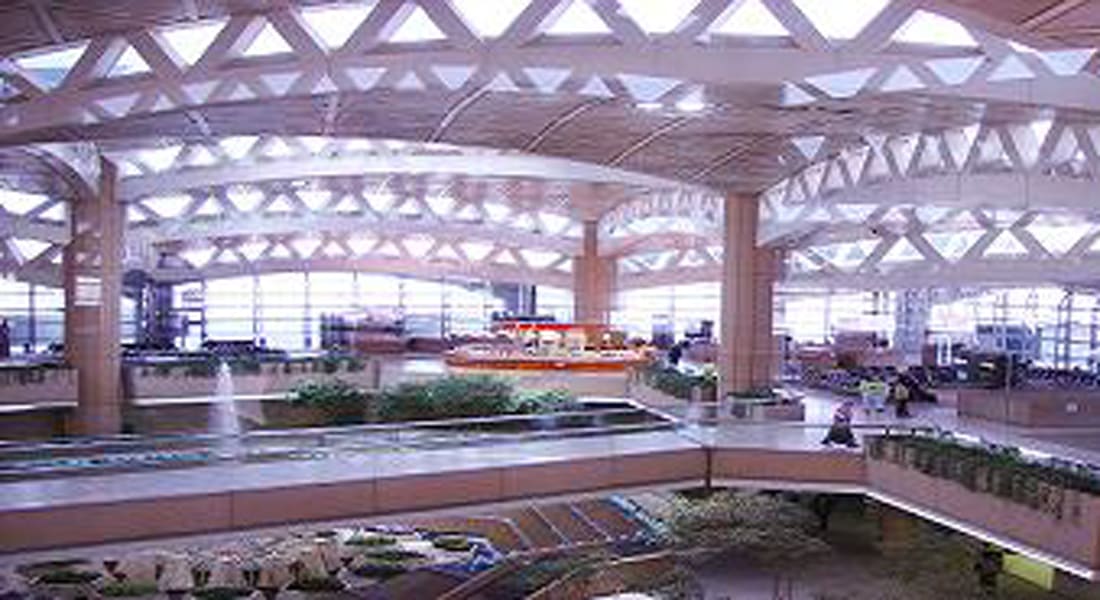 شقيق العريفي ينتقد تصميم مطار الملك خالد بالسعودية: أسقف متكلفة ومساحات ضائعة