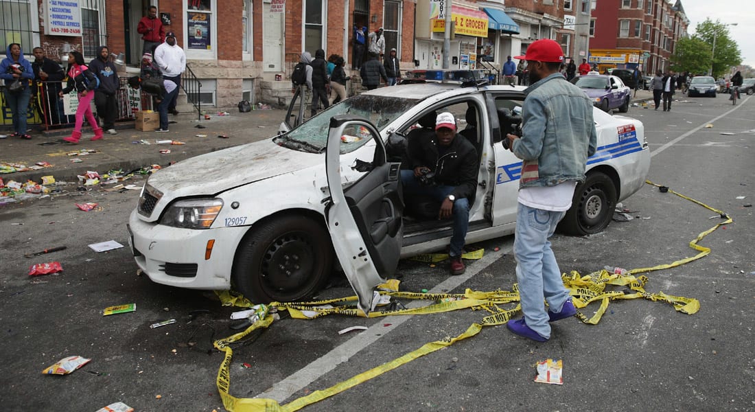 أمريكا: إعلان حال الطوارئ في بالتيمور بعد مصادمات عنيفة تشبه أحداث فيرغسون بسبب مقتل شاب أسود