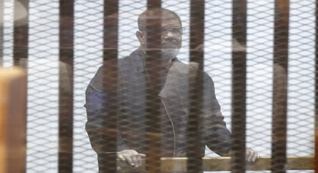 مصر.. أول ظهور لمرسي ببدلة السجن الزرقاء أثناء محاكمته بقضية "التخابر مع قطر"