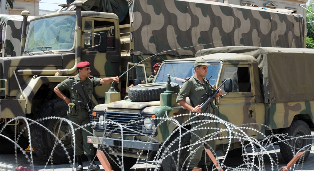 تونس.. أعمال عنف وإحراق مركز أمني بولاية "قبلي" والجيش يدفع بتعزيزات عسكرية