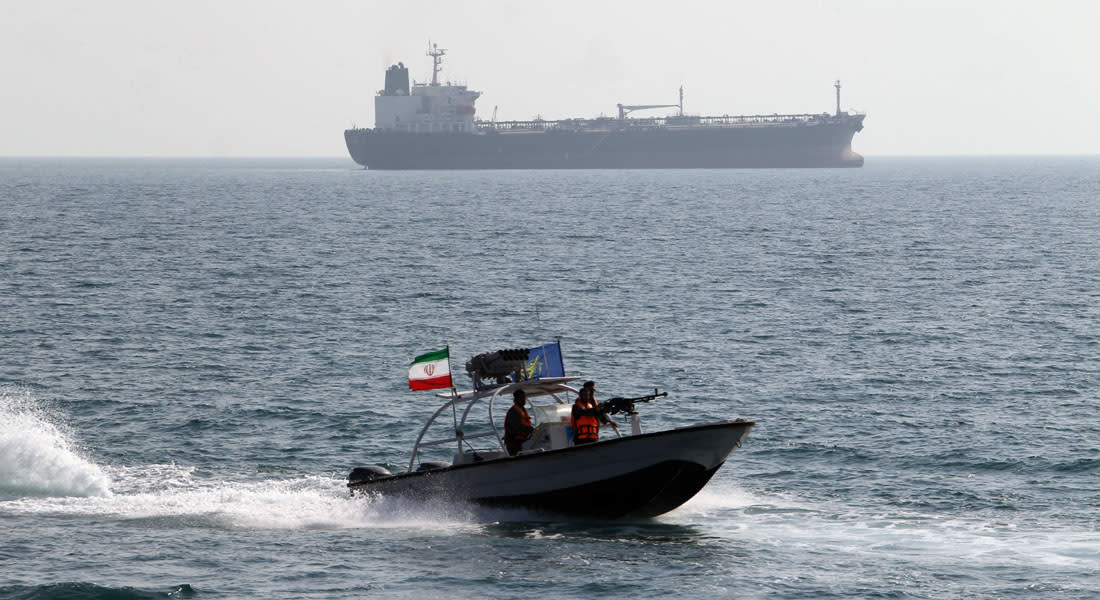 مسؤول أمريكي لـCNN: 5 سفن إيرانية تطلق أعيره نارية تحذيرية فوق سفينة شحن تحمل علم سنغافورة بالخليج