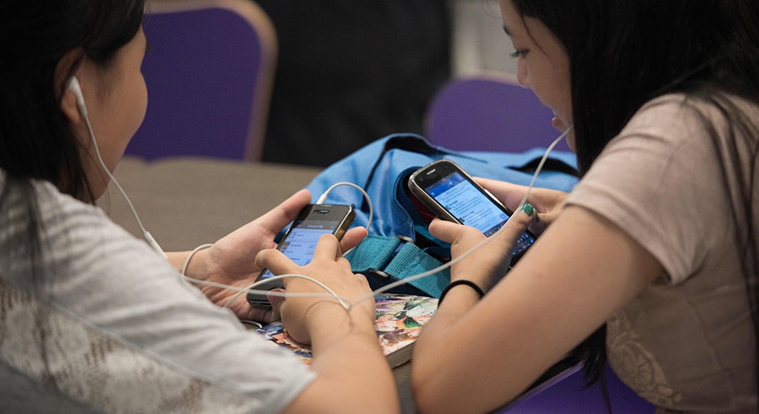 بحث: حظر الهواتف الذكية بالمدارس يحسن أداء الطلاب
