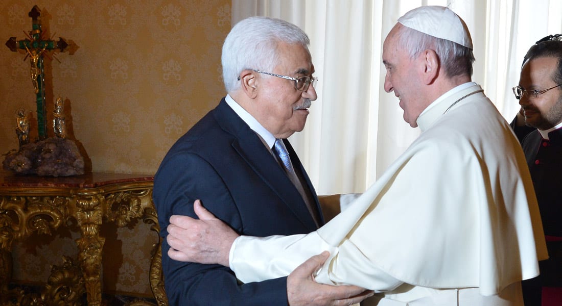 انتقادات حادة لبابا الفاتيكان بعد وصف محمود عباس بأنه "ملاك"