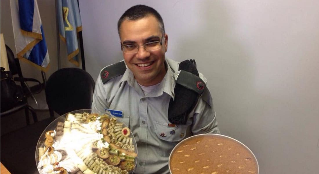 ضجة بعد نشر المتحدث باسم الجيش الإسرائيلي لصور مائدة طعام عربية حضرتها مجندة من أصول مصرية