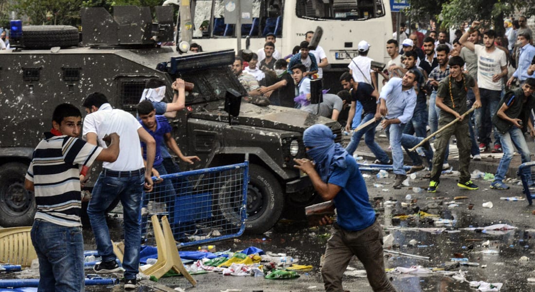 الاناضول: مقتل 2 وجرح 100 بانفجار خلال مسيرة مؤيدة لحزب كردي في ديار بكر بتركيا