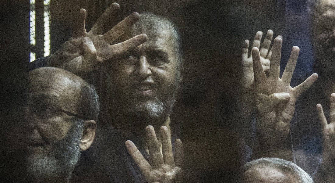 ابنة الشاطر تعتبر تهمة التخابر مع حماس "فخر".. ونجل مرسي يسخر بـ"احنا اترعبنا" وتحذيرات من "أبواب الشر"