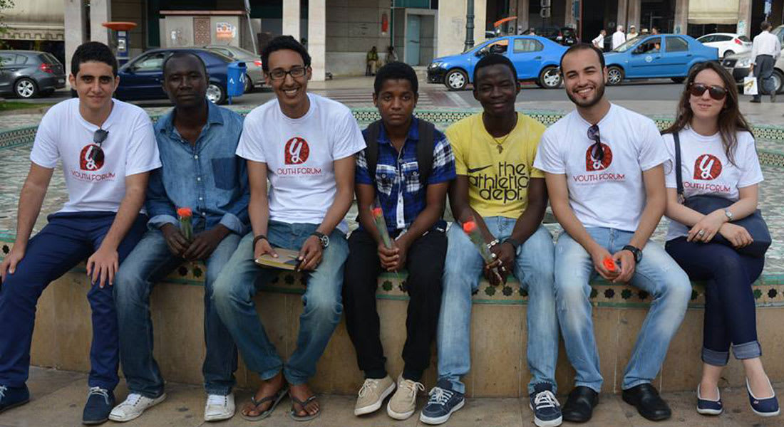 شباب مغاربة يوّزعون الورود على المهاجرين السود لمحاربة العنصرية