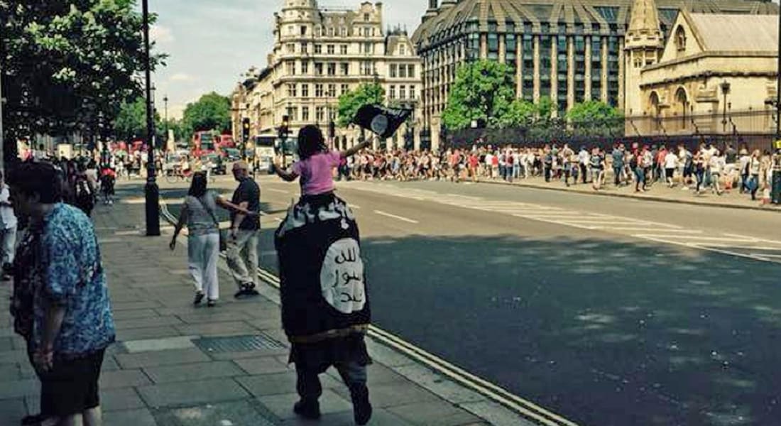 انتقادات للشرطة البريطانية لعدم اعتقال شخص تجول بعلم "داعش" في لندن