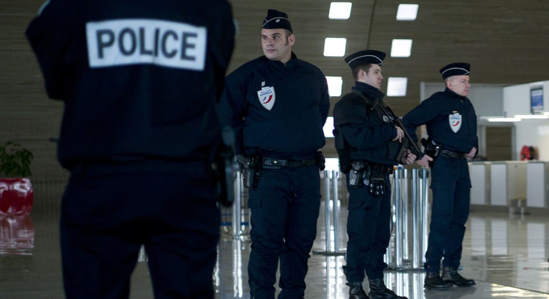 مصدر بالشرطة الفرنسية لـCNN: عملية احتجاز رهائن محتملة في مجمع تجاري شمال باريس