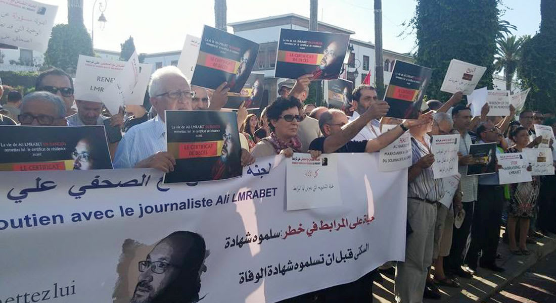 مغاربة يطالبون بإنقاذ صحافي من الموت بعد إضرابه عن الطعام بجنيف