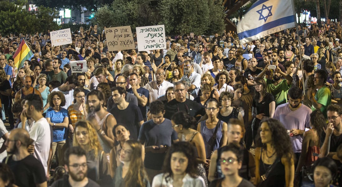 مظاهرات إسرائيلية ضد حرق رضيع فلسطيني والاعتداء على مسيرة للمثليين