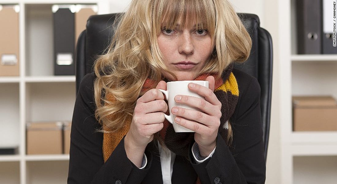"الانحياز وصل إلى الهواء".. لماذا تشعر النساء بالبرد في المكتب؟ 