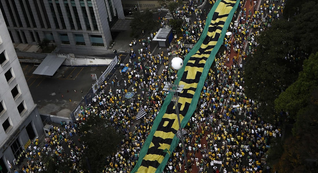 متظاهرون في البرازيل يطالبون بإقالة الرئيسة روسيف بعد موجة فضائح الفساد